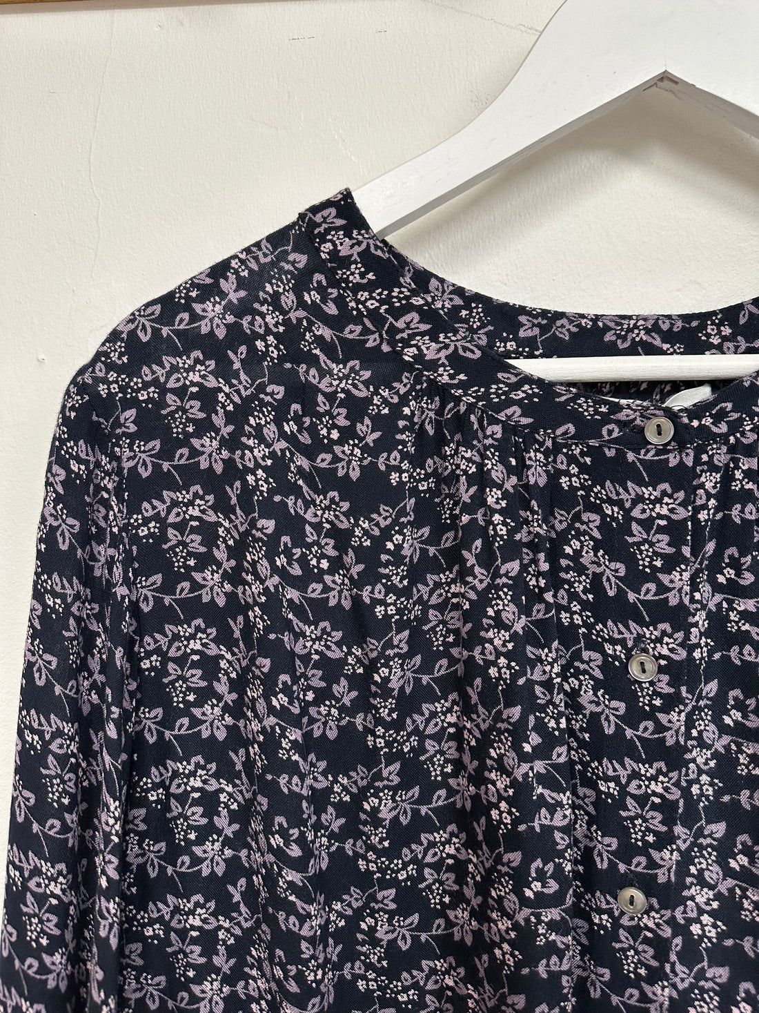 Velvet by Graham & Spencer Navy Pink Floral Puff Sleeve Blouse - Size S