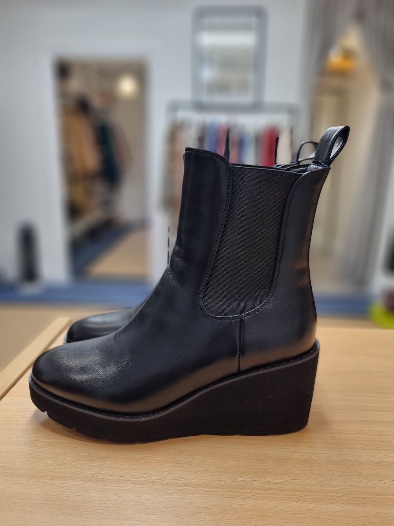 Moda in Pelle Black Wedged Boots - Size 5