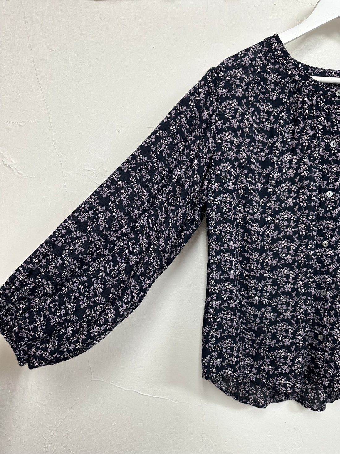 Velvet by Graham & Spencer Navy Pink Floral Puff Sleeve Blouse - Size S