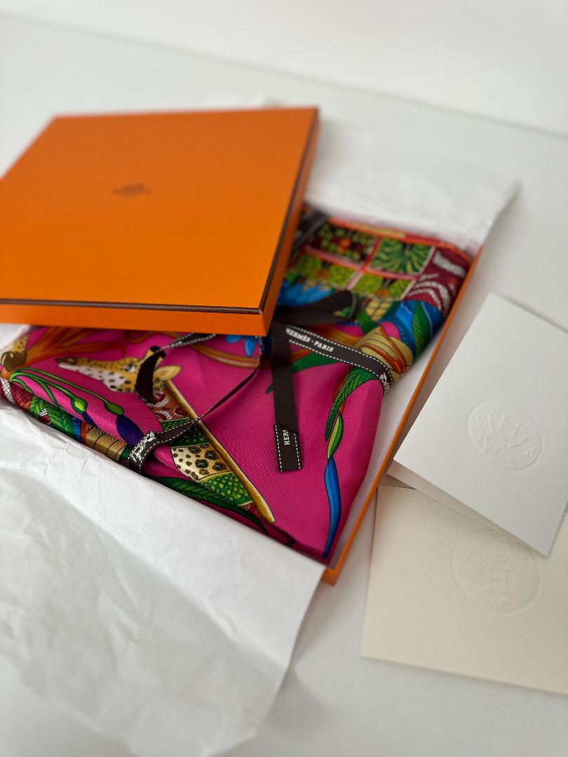 Hermès  Scarf La Marche du Zambeze 90cm Silk Rose Pink inc box & Knotting Cards - Size 90cm