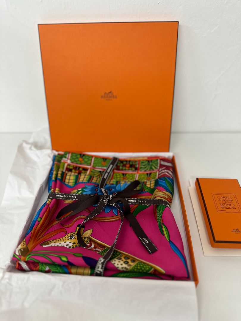 Hermès  Scarf La Marche du Zambeze 90cm Silk Rose Pink inc box & Knotting Cards - Size 90cm